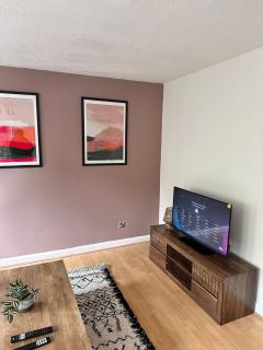 2BR City Flat Walk to Buchanan Hydro with Parking - 4