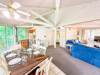 Treetop 3bd3badeckpoolsgrilldock-sleeps 8pp - 1