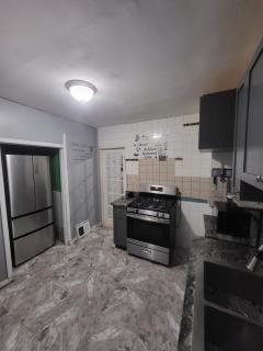 At the Center of Dearborn, MI 2 Bedroom apartment with backyard and balcony - Dearborn - 5