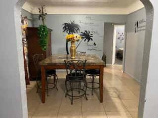 At the Center of Dearborn, MI 2 Bedroom apartment with backyard and balcony - Dearborn - 1