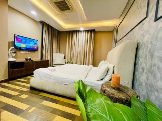 Luxurious One-Bedroom Gold Crest Apartment with Stunning Balcony Retreat DHA Lahore - Dargai - 1