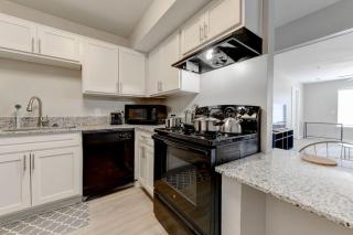 Private Gated 4BR 4BA Home Away From Home Near DT - Austin - 4