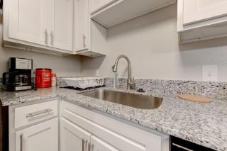 Private Gated 4BR 4BA Home Away From Home Near DT - Austin - 2