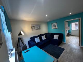 Lovely 2-bedroom Seaside Retreat with Free Parking - 9