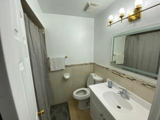 Newly Reno 3BR Family Bungalow near York U & TTC! - Toronto - 7