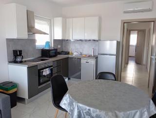 Charming 2-Bed Apartment in Okrug Gornji - 6