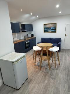 Flat by the High Street - Southall - 0