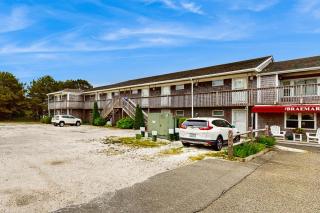 Large Studio with Patio and Pool - 4