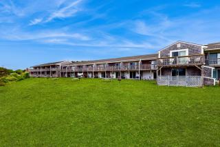 Large Studio with Patio and Pool - 1