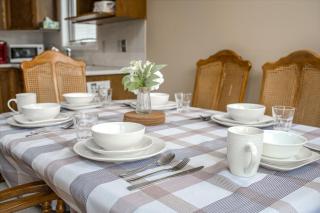 Airport 4BR2BA Mainfloor Suite Pet Friendly - 4