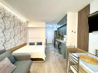 Beachside Cozy Studio & Pool - 1