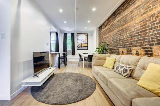 Unique Space Famed St Laurent Blvd Very Walkable - Montreal - 1