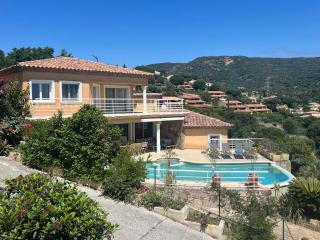 Les hauts d'Ou Souleou, villa contemporaine 8 personnes, piscine à débordement, jacuzzi intégré, très belle vue mer et collines - Bormes-les-Mimosas - 0
