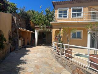 Les hauts d'Ou Souleou, villa contemporaine 8 personnes, piscine à débordement, jacuzzi intégré, très belle vue mer et collines - Bormes-les-Mimosas - 5