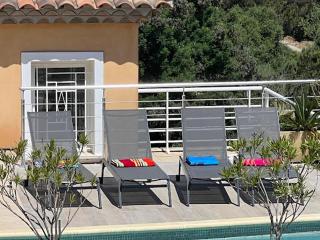 Les hauts d'Ou Souleou, villa contemporaine 8 personnes, piscine à débordement, jacuzzi intégré, très belle vue mer et collines - Bormes-les-Mimosas - 1