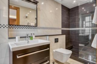 Spacious 3BR Flat with AC 3 Ensuite Bidets Near Selfridges and Hyde Park - Londra - 4