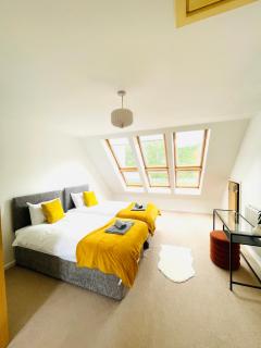 Stylish 4 bedroom home with WIFI, Free Parking and close to Old Trafford - Manchester - 0