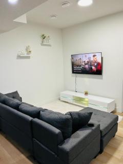 Stylish - Modern - Lux Suite - 2 Min to Henday - Netflix - Free Wi-Fi - CCTV - Parking - Edmonton - 0