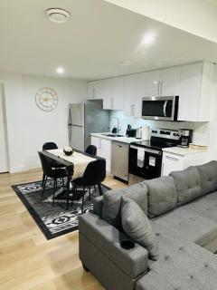 Stylish - Modern - Lux Suite - 2 Min to Henday - Netflix - Free Wi-Fi - CCTV - Parking - Edmonton - 6