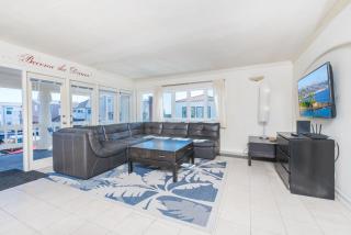 Pet-Friendly 4Br Oceanview Getaway Steps From 35Th St Beach By Beachview Rentals - Newport Beach - 0