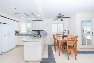 Pet-Friendly 4Br Oceanview Getaway Steps From 35Th St Beach By Beachview Rentals - Newport Beach - 7
