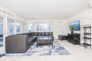 Pet-Friendly 4Br Oceanview Getaway Steps From 35Th St Beach By Beachview Rentals - Newport Beach - 6