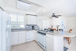 Pet-Friendly 4Br Oceanview Getaway Steps From 35Th St Beach By Beachview Rentals - Newport Beach - 3