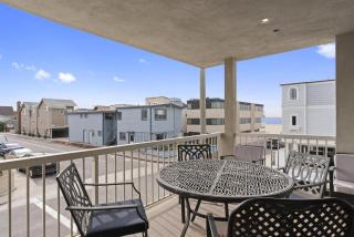 Oceanview Corner Home W- Rooftop Deck, One House From Beach By Beachview Rentals - Newport Beach - 6