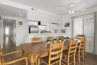 Oceanview Corner Home W- Rooftop Deck, One House From Beach By Beachview Rentals - Newport Beach - 3