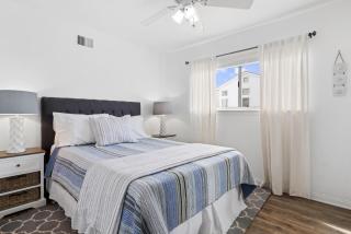 Oceanview Corner Home W- Rooftop Deck, One House From Beach By Beachview Rentals - Newport Beach - 1