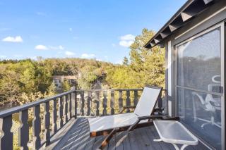 5BR Lakefront Sleeps 22 | Deck, Dock & Hot Tub! - Osage Beach - 8