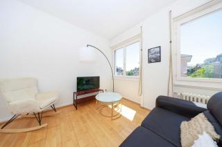 Zurich City Gem Steps to Tram Family & group - 3