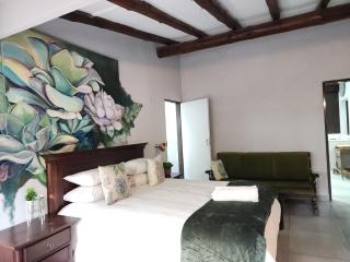 Expansive 5-bedroom house - 1
