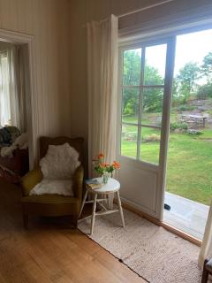 Charming house with large and sheltered garden - - 0