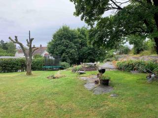 Charming house with large and sheltered garden - - 5