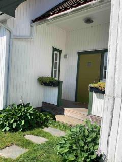 Charming house with large and sheltered garden - - 1