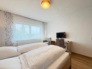 Familien-Apartment Bodanum für 4 Personen - mit eigener Terrasse - naturnahe Ortsrandlage - Arbeitsplatz mit VDSL - 10 min zum Nürburgring - Bodenbach - 5