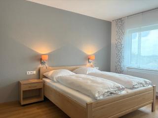 Familien-Apartment Bodanum für 4 Personen - mit eigener Terrasse - naturnahe Ortsrandlage - Arbeitsplatz mit VDSL - 10 min zum Nürburgring - Bodenbach - 8