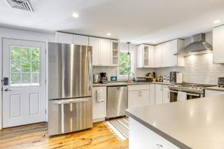 4 Mi to Beach Cape Cod Retreat in Mashpee! - Mashpee - 2