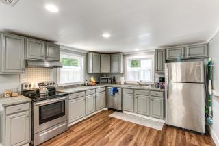 1 Block to Shore Long Beach Home with Fire Pit! - Long Beach - 4