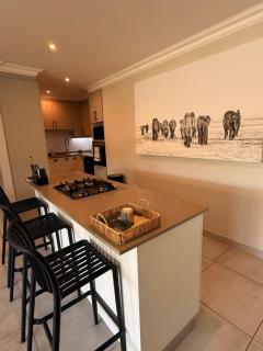 Luxe Three Bedroom Seaview Apartment Simbithi - 6