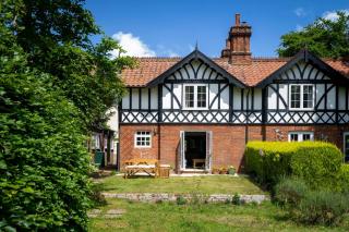 Boutique Suffolk Cottage Cosy Family Holiday Home with Garden Near Aldeburgh - 3