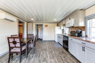 Dock Access Waterfront Cottage in Avenue! - - 3