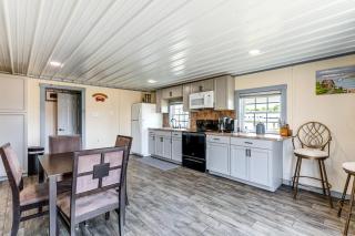 Dock Access Waterfront Cottage in Avenue! - - 4