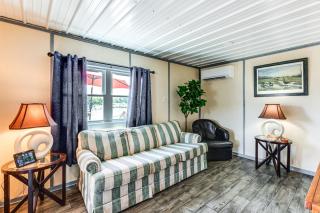 Dock Access Waterfront Cottage in Avenue! - - 5