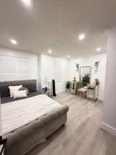 Welcome to Your Home Away From Home! - Mississauga - 2