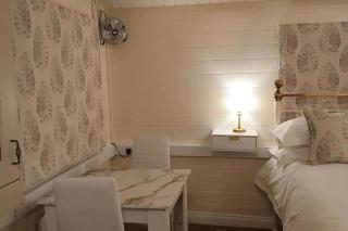 1 Bed Lodge - Southampton - Sleeps 2 - Parking - 7