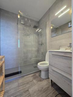 New Sunrise Beachfront Apartment, 4 Guest, Over 50s only - Gibraltar - 6