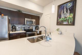 The Treehouse Spacious & Fun 2BR Retreat in the Heart of the Domain - Austin - 1