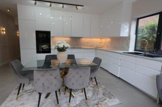 NEW-BUILD Luxury House for Families and Contractors, NamisSuites Serviced Apartment - Farnborough - 7